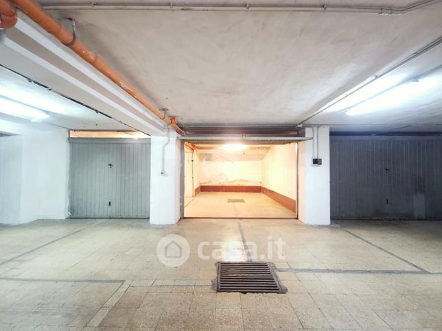 Box/posto auto in residenziale in Via Roberto Pastore 36