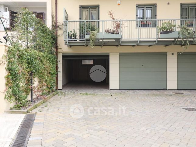 Box/posto auto in residenziale in Corso Giuseppe Garibaldi 67