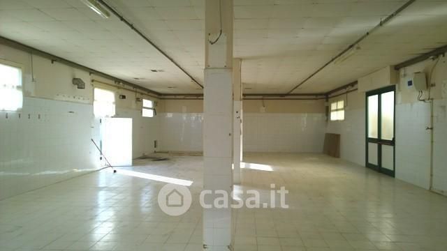 Capannone in commerciale in 