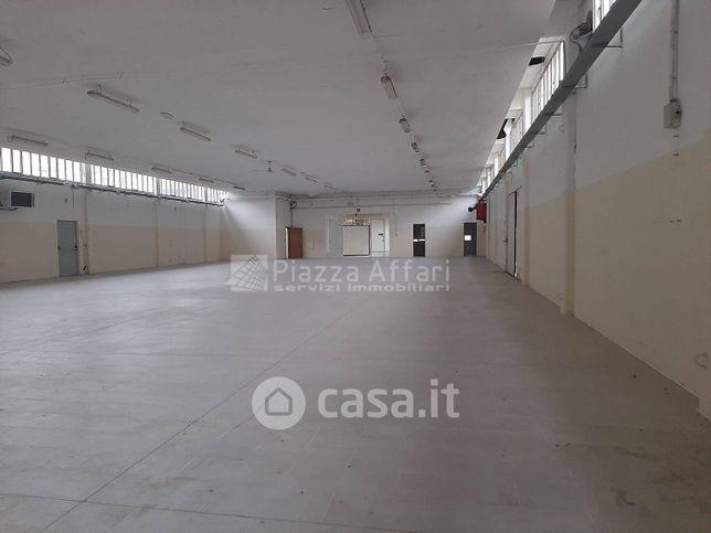 Capannone in commerciale in Via Garonna 26