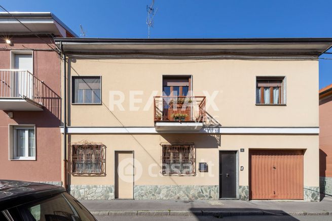 Casa indipendente in residenziale in Via Adua 6