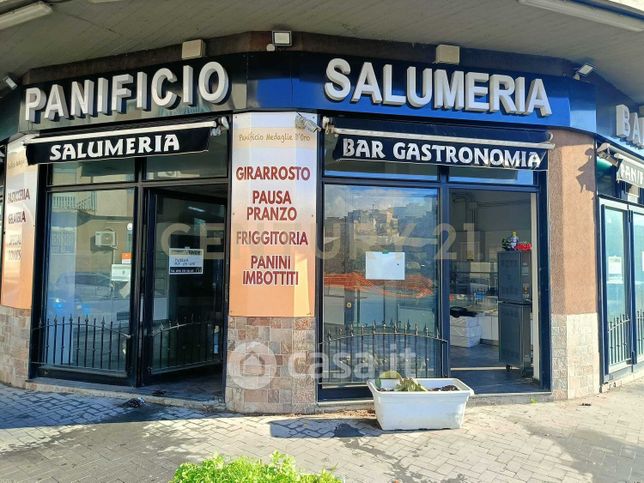 Negozio/locale commerciale in commerciale in Viale delle Medaglie D'Oro 86