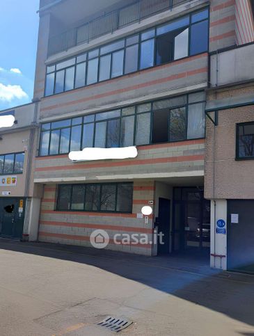Ufficio in commerciale in Via Damiano Chiesa 24