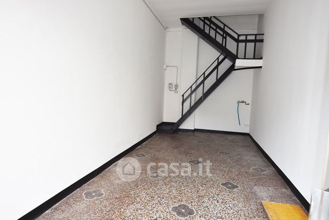 Negozio/locale commerciale in commerciale in Via Archimede 167 R