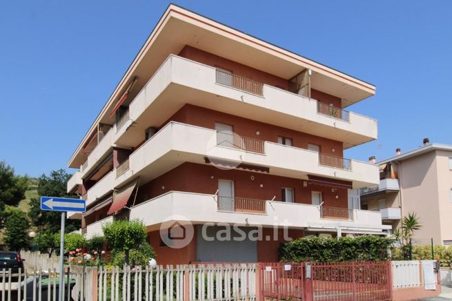 Appartamento in residenziale in Via F. Petrarca 8