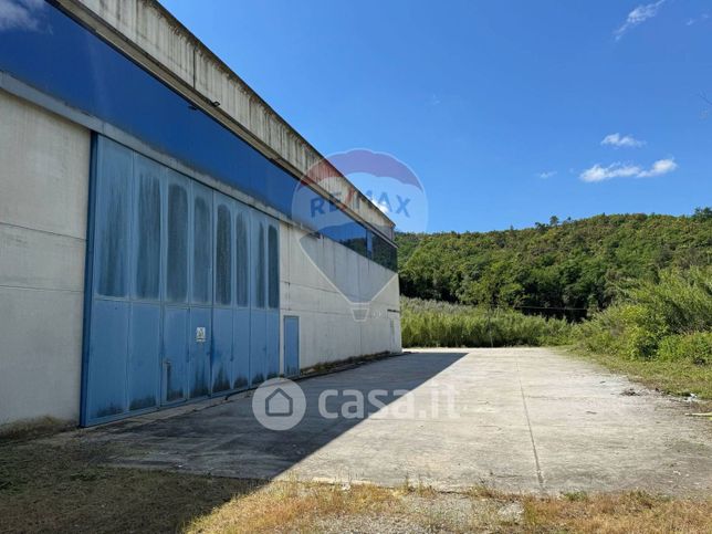Capannone in commerciale in 
