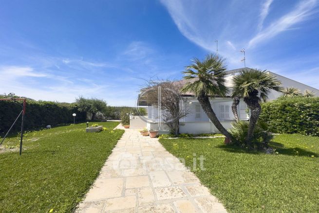 Villa in residenziale in Strada Complanare Est