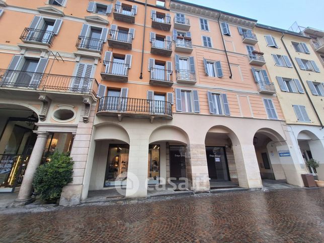 Negozio/locale commerciale in commerciale in Piazza Giuseppe Mazzini 7