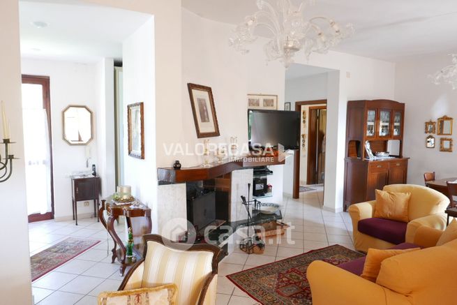 Casa bi/trifamiliare in residenziale in 