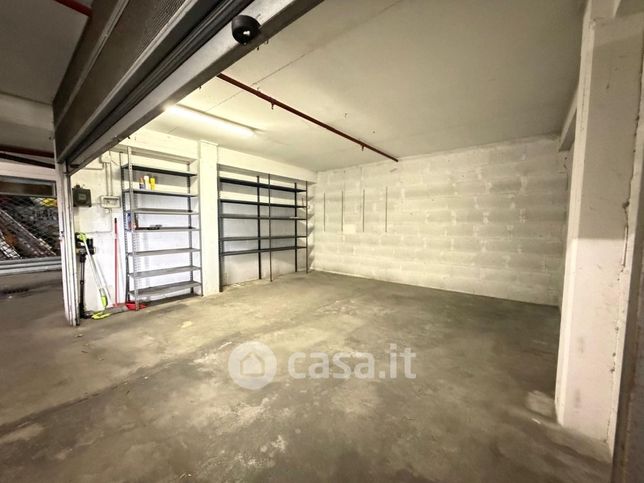 Box/posto auto in residenziale in Via Gubbio 49