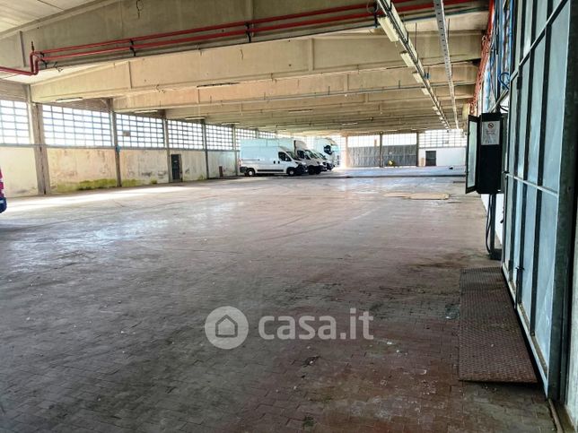 Capannone in commerciale in 