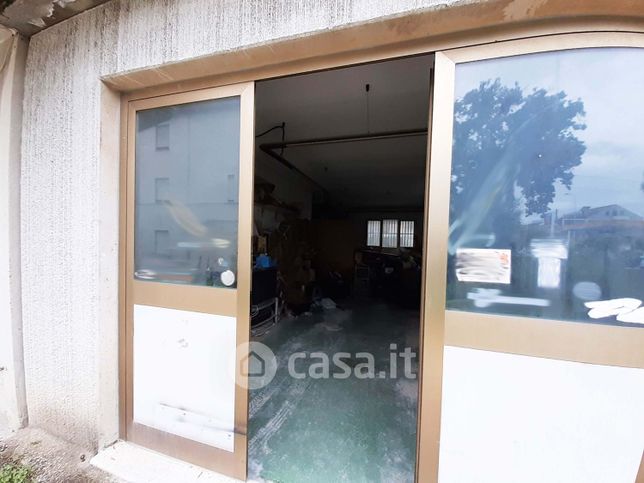Capannone in commerciale in Via Alessandro Cruciani
