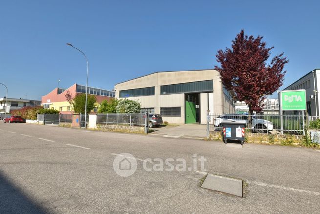 Capannone in commerciale in Via Rodolfo Morandi