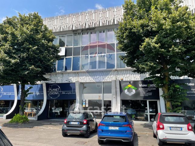 Ufficio in commerciale in Viale Italia 12