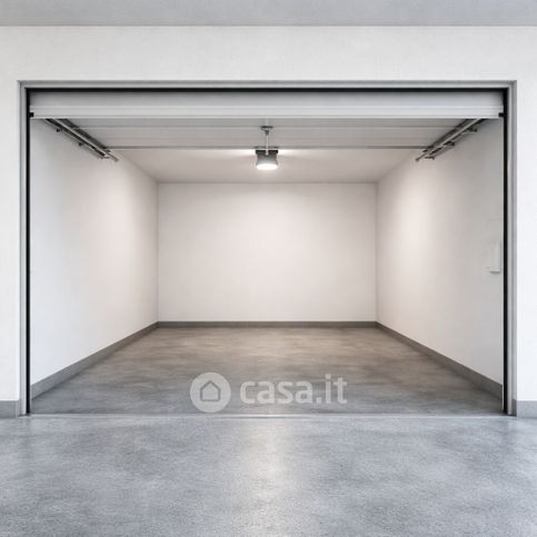 Box/posto auto in residenziale in Piazzale Antonio Rosmini 8