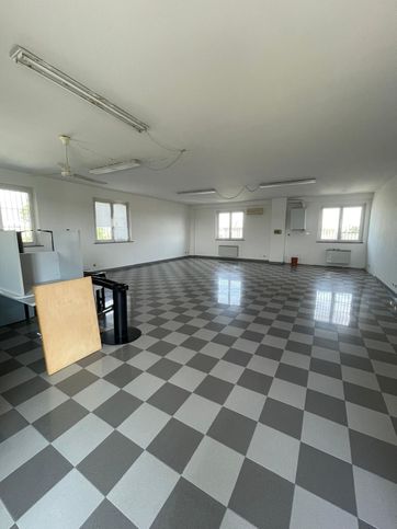 Ufficio in commerciale in Via Emilia Ovest