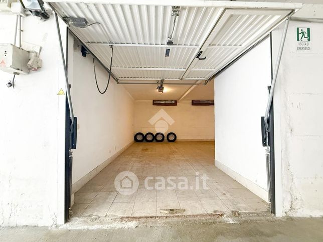 Box/posto auto in residenziale in Viale B. Croce 207