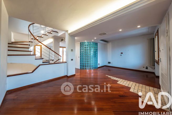 Casa bi/trifamiliare in residenziale in Via Giuseppe Santelli 10