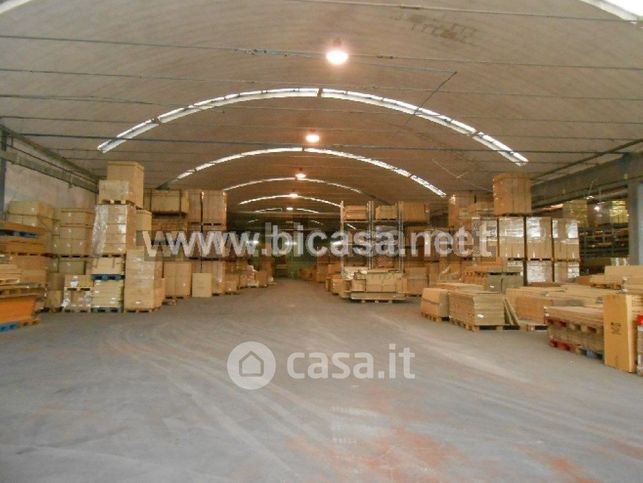 Capannone in commerciale in Strada Santa Maria Arzilla