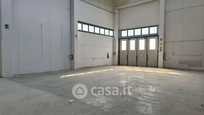 Capannone in commerciale in Via levi