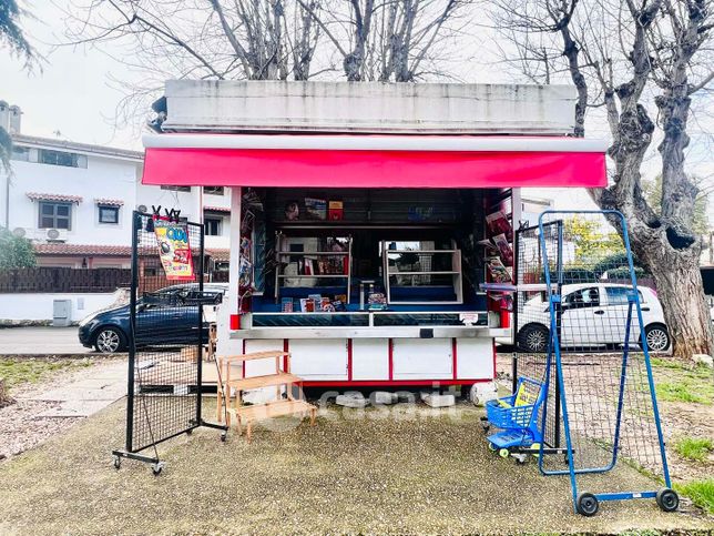 Attività/licenza (con o senza mura) in commerciale in Viale Fregene