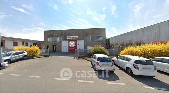 Capannone in commerciale in Via delle Industrie 7