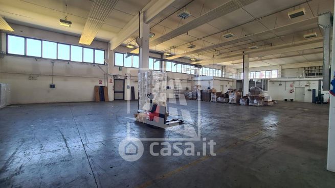 Capannone in commerciale in Via Giuseppe di Vittorio 13