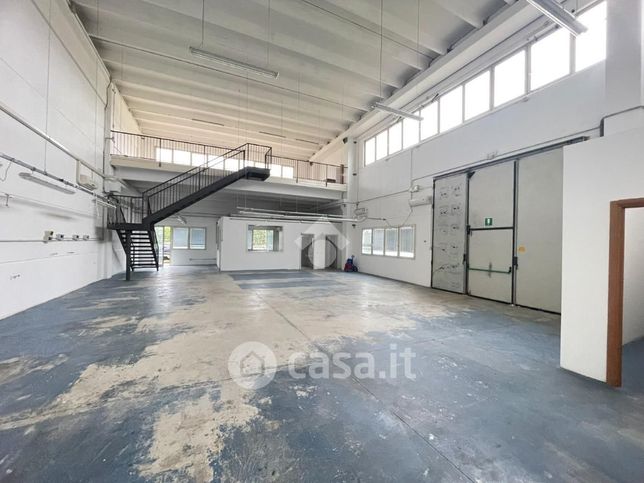 Capannone in commerciale in Strada S.413 romana Nord
