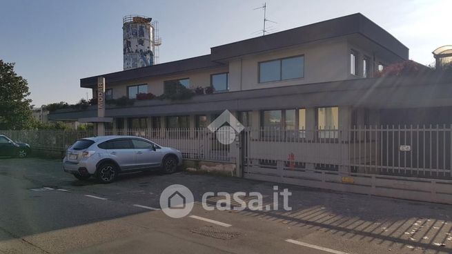 Capannone in commerciale in Via Paolo Magretti 30