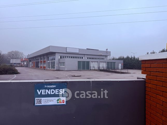 Capannone in commerciale in Via della Costituzione 151