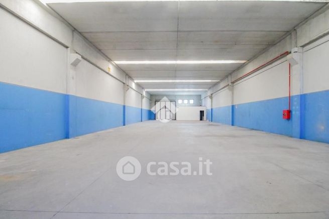 Capannone in commerciale in Via Stoccolma 4