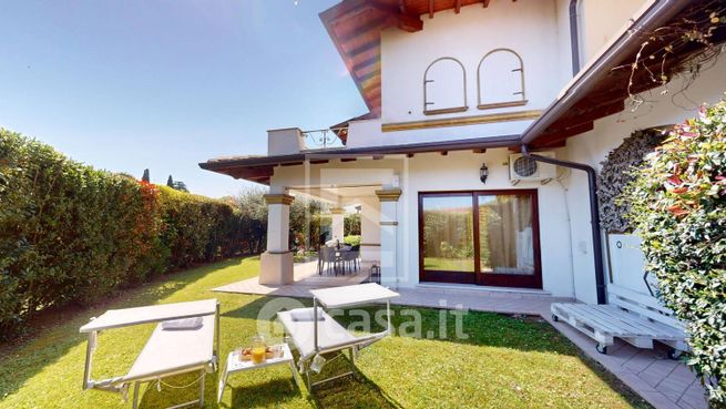 Casa bi/trifamiliare in residenziale in Viale Cantarane 6