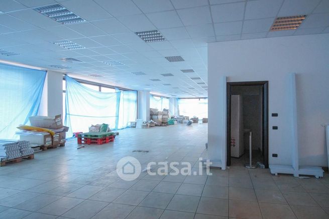 Ufficio in commerciale in Via Quattro Passi