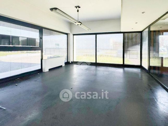 Capannone in commerciale in Via Lavoro Ed Industria 1