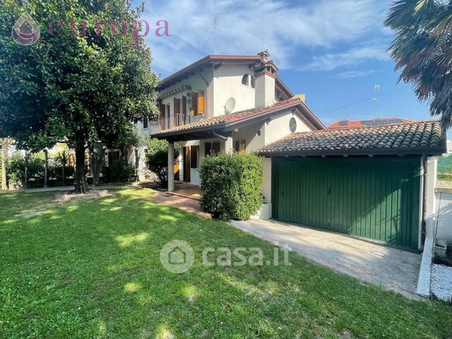 Casa bi/trifamiliare in residenziale in Viale Michelangelo Grigoletti