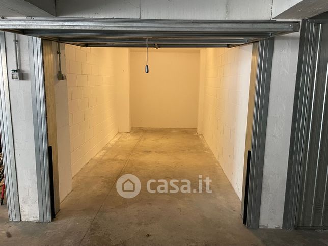 Box/posto auto in residenziale in Via 25 Aprile