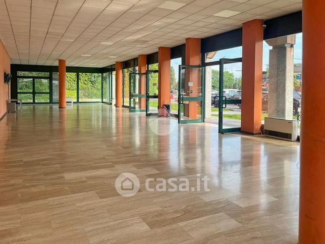 Ufficio in commerciale in Via Milano 1