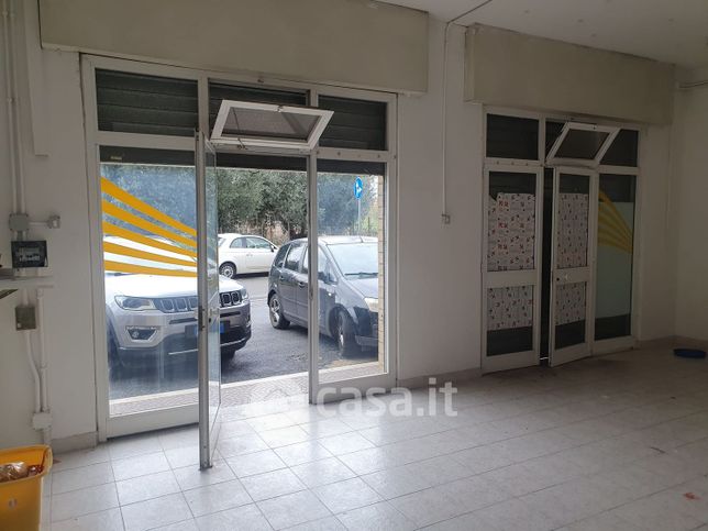 Negozio/locale commerciale in commerciale in Via Franco da Perugia