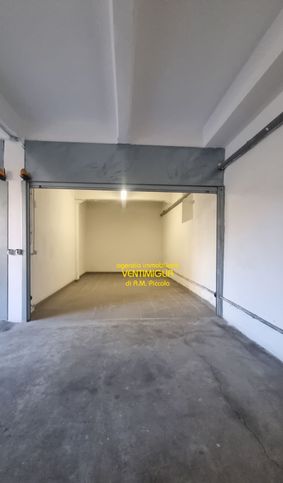 Box/posto auto in residenziale in Corso Genova 36