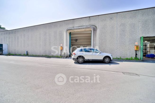 Capannone in commerciale in