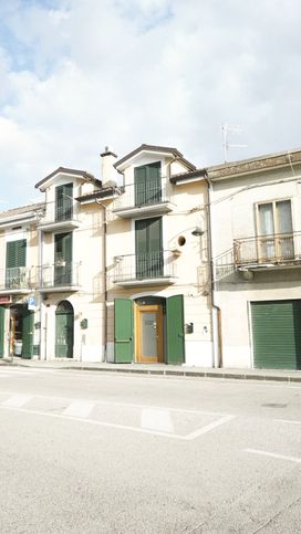 Negozio/locale commerciale in commerciale in Via Vigna 21