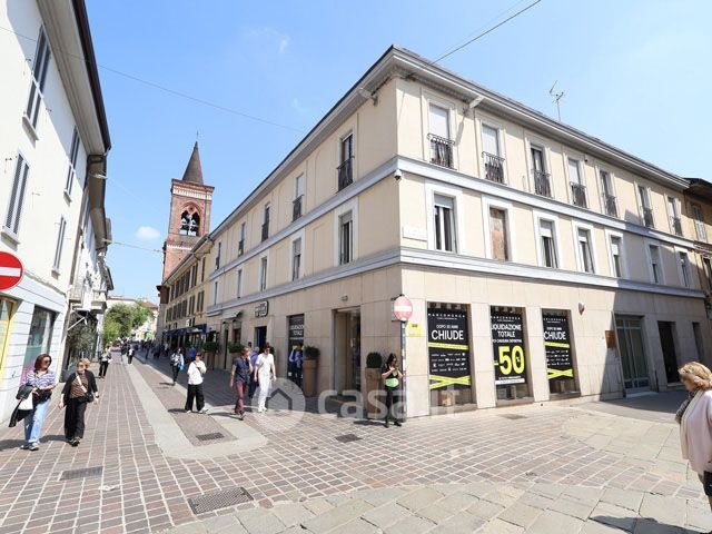 Ufficio in commerciale in Via Italia