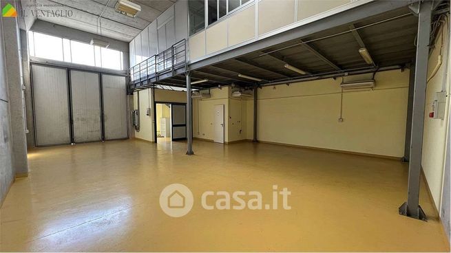Capannone in commerciale in 