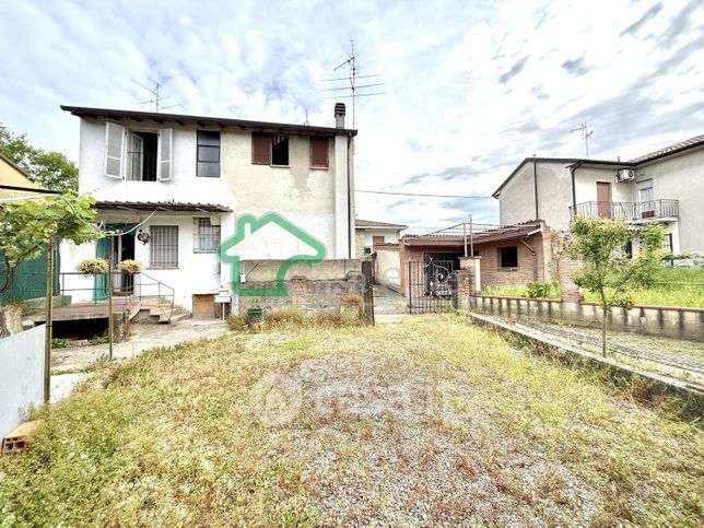 Casa bi/trifamiliare in residenziale in Via 11 Febbraio