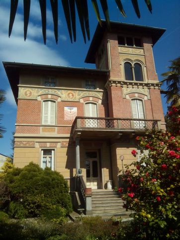 Villa in residenziale in Viale J. e R. Kennedy 28