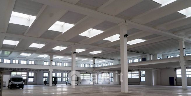 Capannone in commerciale in