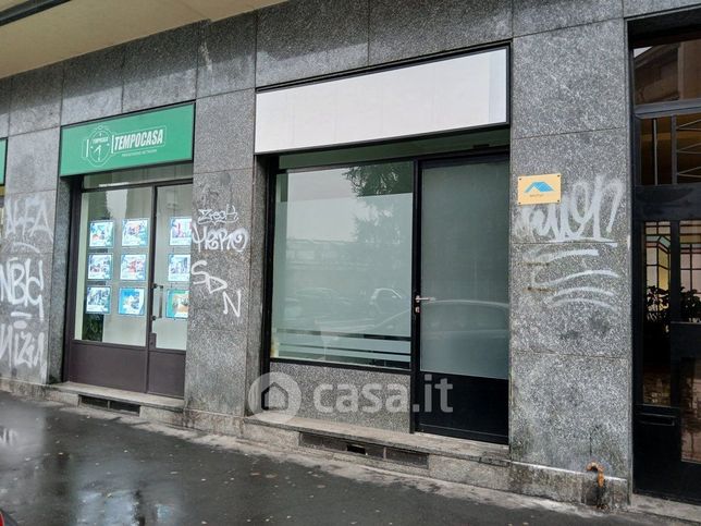 Negozio/locale commerciale in commerciale in Via Giacomo Antonini 62