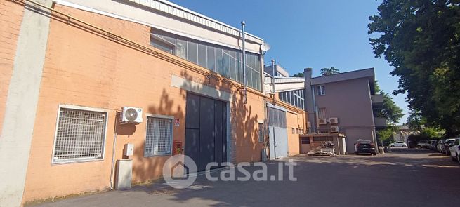 Capannone in commerciale in 