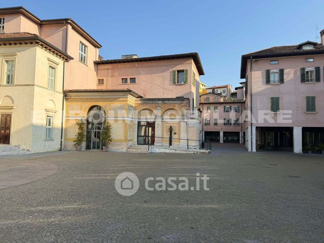 Negozio/locale commerciale in commerciale in Corsia del Gambero 17