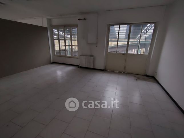 Capannone in commerciale in Via Volturno